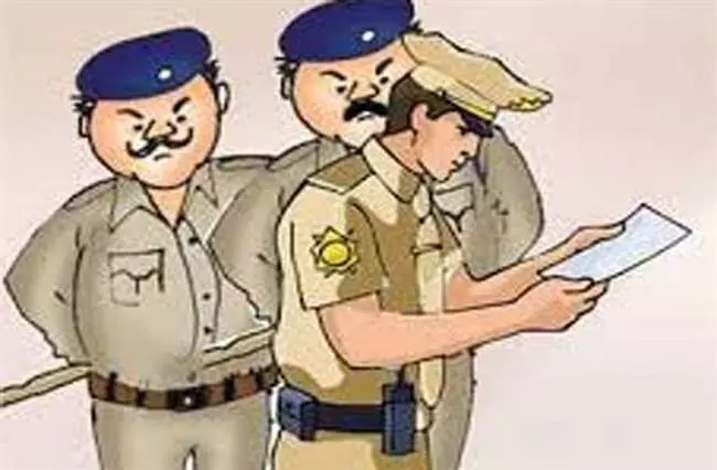 लोनी थाने के तीन पुलिसकर्मी लाइन हाजिर