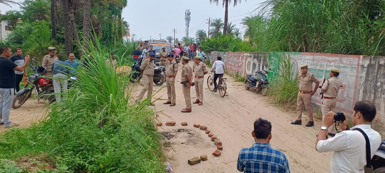 बेहटा रेलवे अंडरपास के पास जली हुई अवस्था में मिला महिला का शव, पहचान छुपाने के लिए जलाया चेहरा