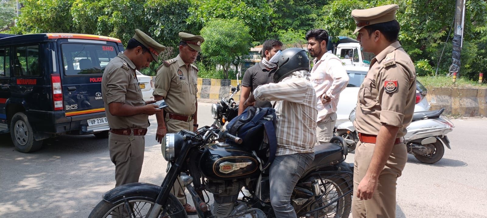 इंदिरापुरम में बदमाशों के हौसले बुलंद, दिनहदहाड़े दो लोगों से लूटी चेन