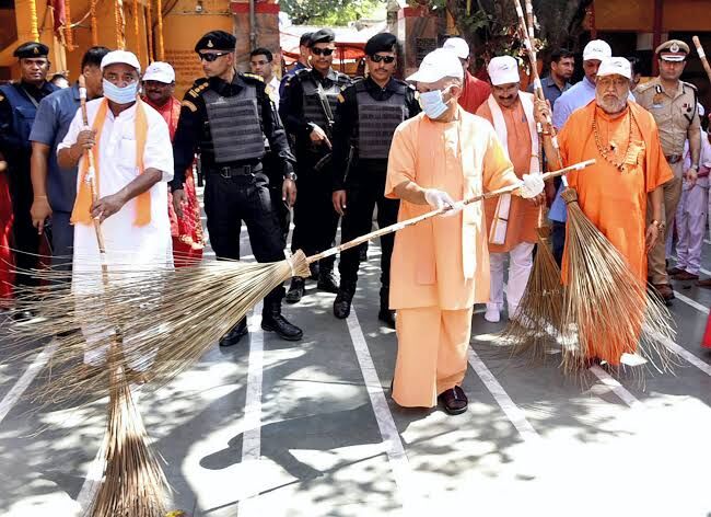 सीएम योगी ने महात्मा गांधी को किया नमन, सड़कों पर लगाई झाड़ू