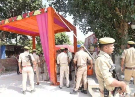 गाजियाबाद में महानवमी और जुमे की नमाज को लेकर पुलिस ने सुरक्षा के पुख्ते इंतजाम किए