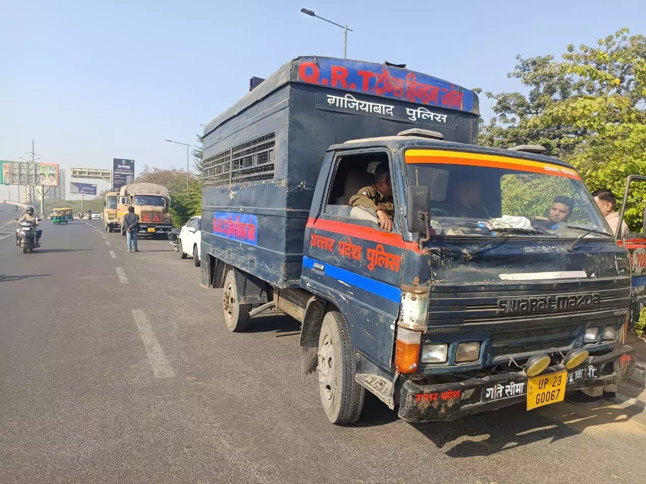 कांग्रेस नेताओं को संभल जाने से रोकने के लिए यूपी गेट पर फोर्स तैनात