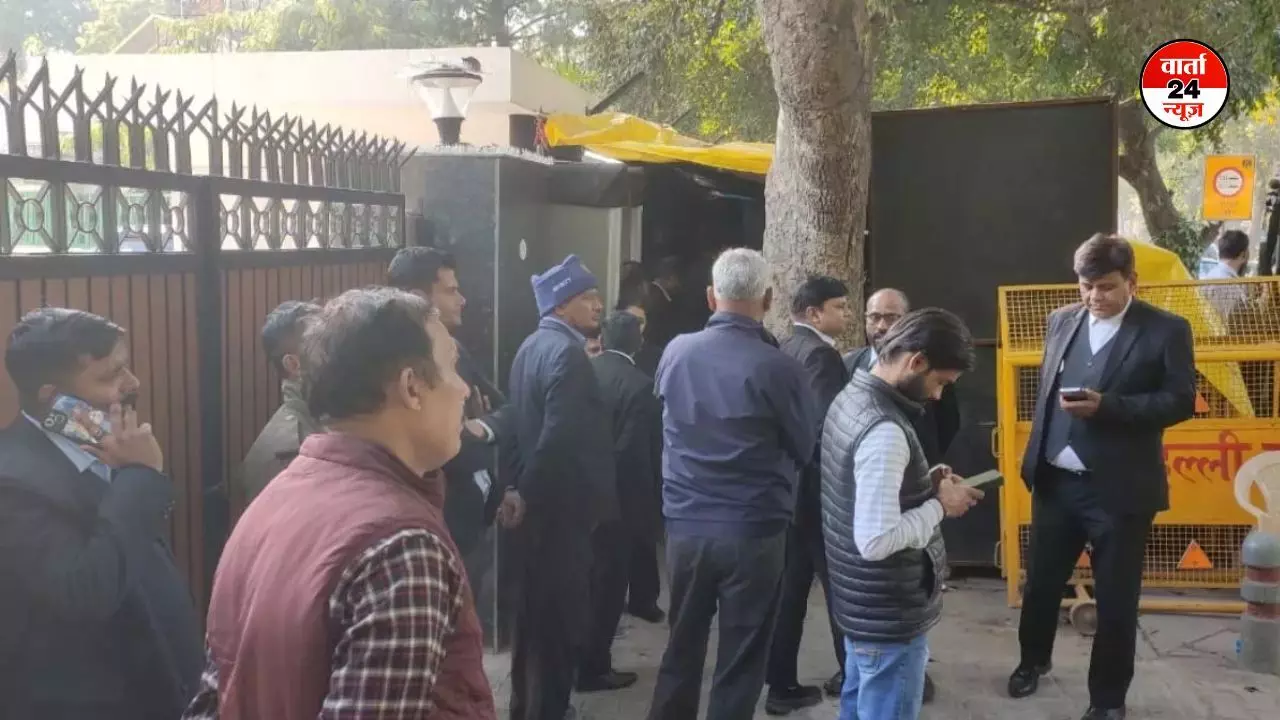 केजरीवाल के घर पहुंची ACB की टीम, AAP की लीगल टीम ने कहा- बिना नोटिस आए हैं